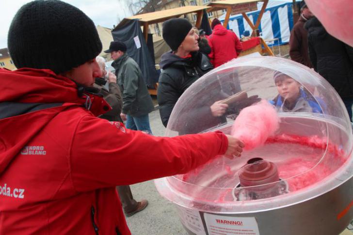 Zajistíme prodej cukrové vaty na jarmarku, pouti a jiné městské slavnosti.
